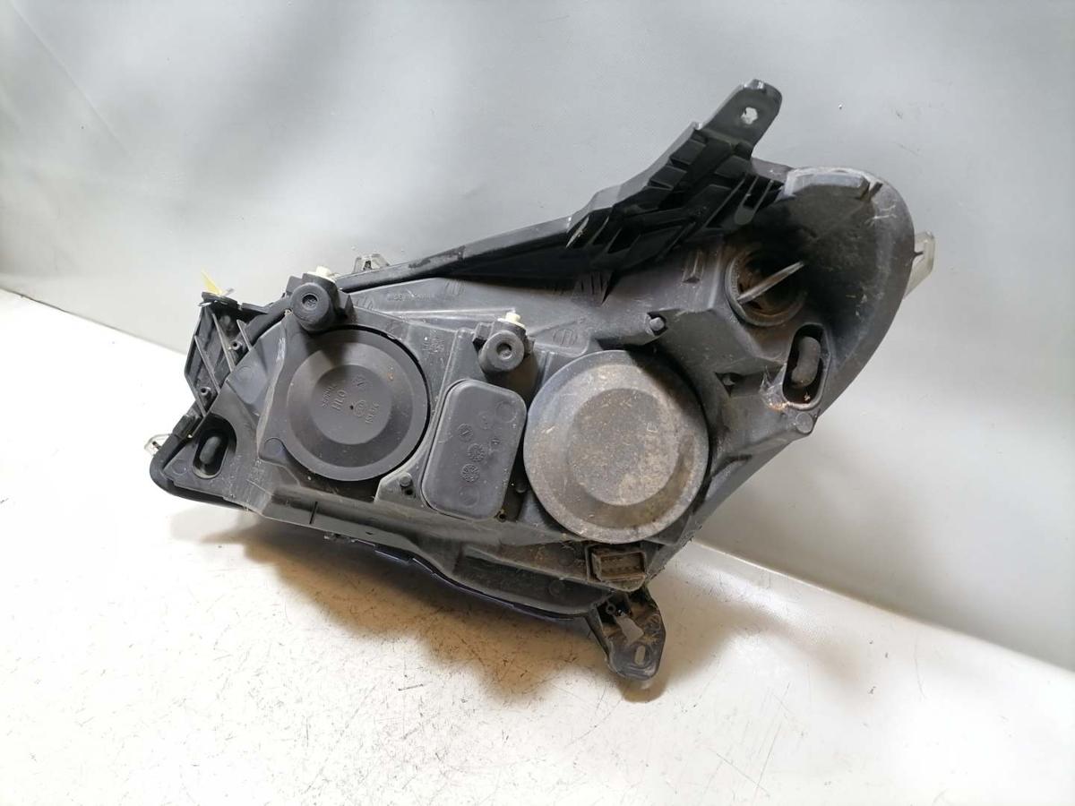 Opel Astra H Scheinwerfer vorn rechts Halogen schwarzer Hintergrund Zubeh&ouml;r Bj.2005